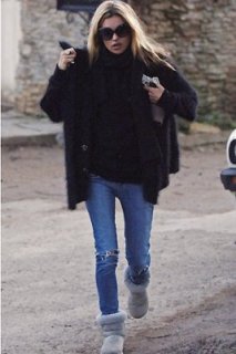 Kate Moss upgrade son jeans déchiré par du noir